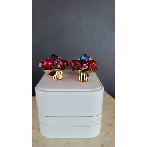 Hong Kong Beaded Clip-on Earrings - Picture 8 of 10